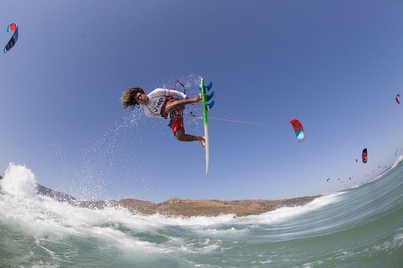 Airton Cozzolino 2015 event winner Toby Bromwich Tarifa Strapless Kitesurfing Pro 2015 - Tarifa Strapless Wave and Freestyle Grand Slam gearing up