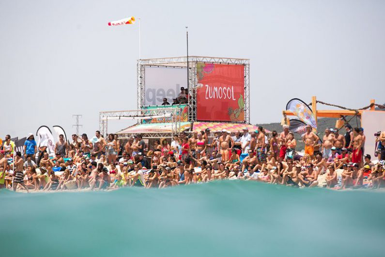 Packed crowds in Tarifa Photo Toby Bromwich Tarifa Strapless Kitesurfing Pro 2015 795x530 - Tarifa Strapless Wave and Freestyle Grand Slam gearing up