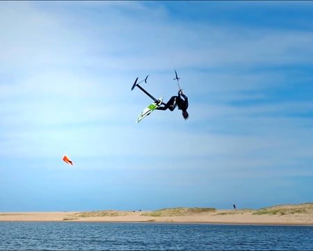 freestyle kitefoiling with dylan 450x361 - Freestyle Kitefoiling with Dylan van der Meij