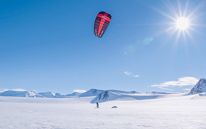 Matthias Haunholder Antarctica Kite I Foto Johannes Aitzetmüller 720x450 - NO MAN'S LAND: EXPEDITION ANTARCTICA