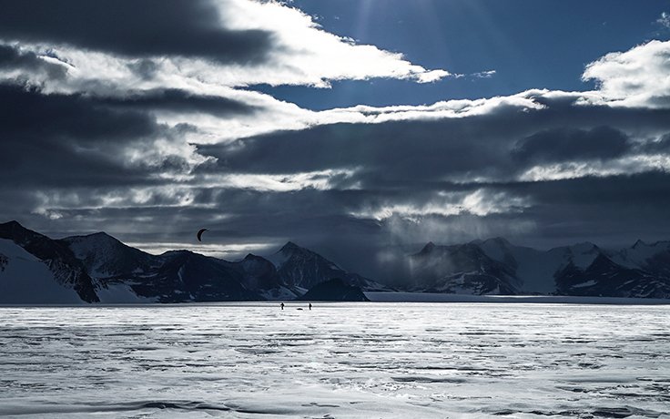 Matthias Haunholder Matthias Mayr Antarctica Kite V Foto Johannes Aitzetmüller 736x460 - NO MAN'S LAND: EXPEDITION ANTARCTICA