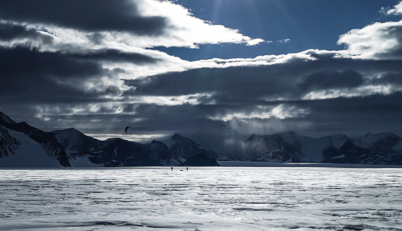 Matthias Haunholder Matthias Mayr Antarctica Kite V Foto Johannes Aitzetmüller - NO MAN'S LAND: EXPEDITION ANTARCTICA