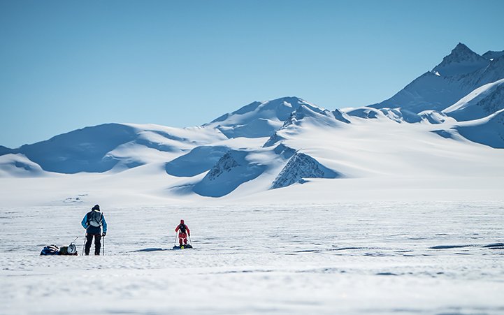 Matthias Mayr Matthias Haunholder Antarctica Pulk view2 Foto Johannes Aitzetmüller 721x451 - NO MAN'S LAND: EXPEDITION ANTARCTICA