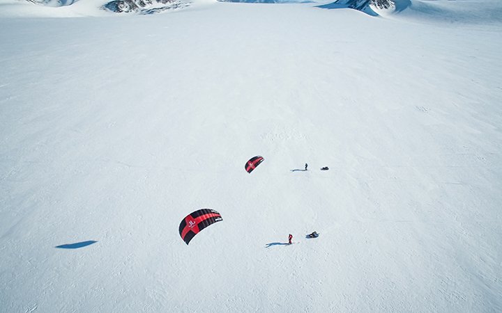 Matthias Mayr Matthias Haunholder Antarctica snowkiting air1 Foto Johannes Aitzetmüller 720x450 - NO MAN'S LAND: EXPEDITION ANTARCTICA