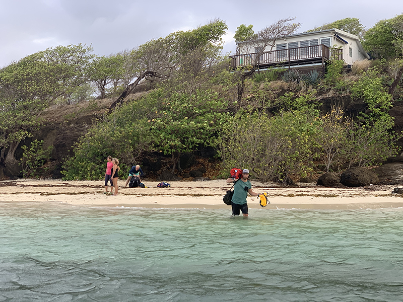 Carying all gear to the speedboad for the return copy - Episode 2: The unknown east side of Martinique