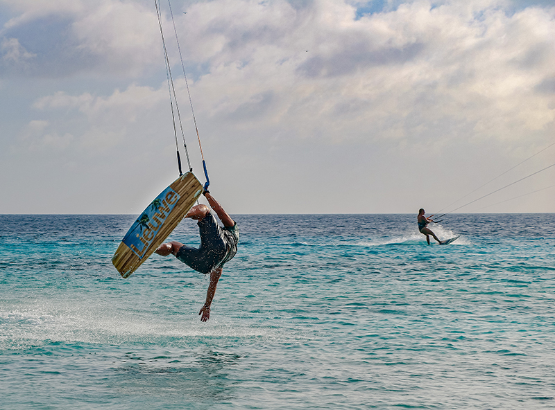 Just missed the water with my hand - Yndeleau - Kiting and sailing the world - Bonaire