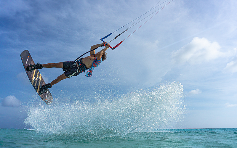 Stig Hoefnagel freestyling shot by Arnaud Plas Fly Media Productions - Yndeleau - Kiting and sailing the world - Bonaire