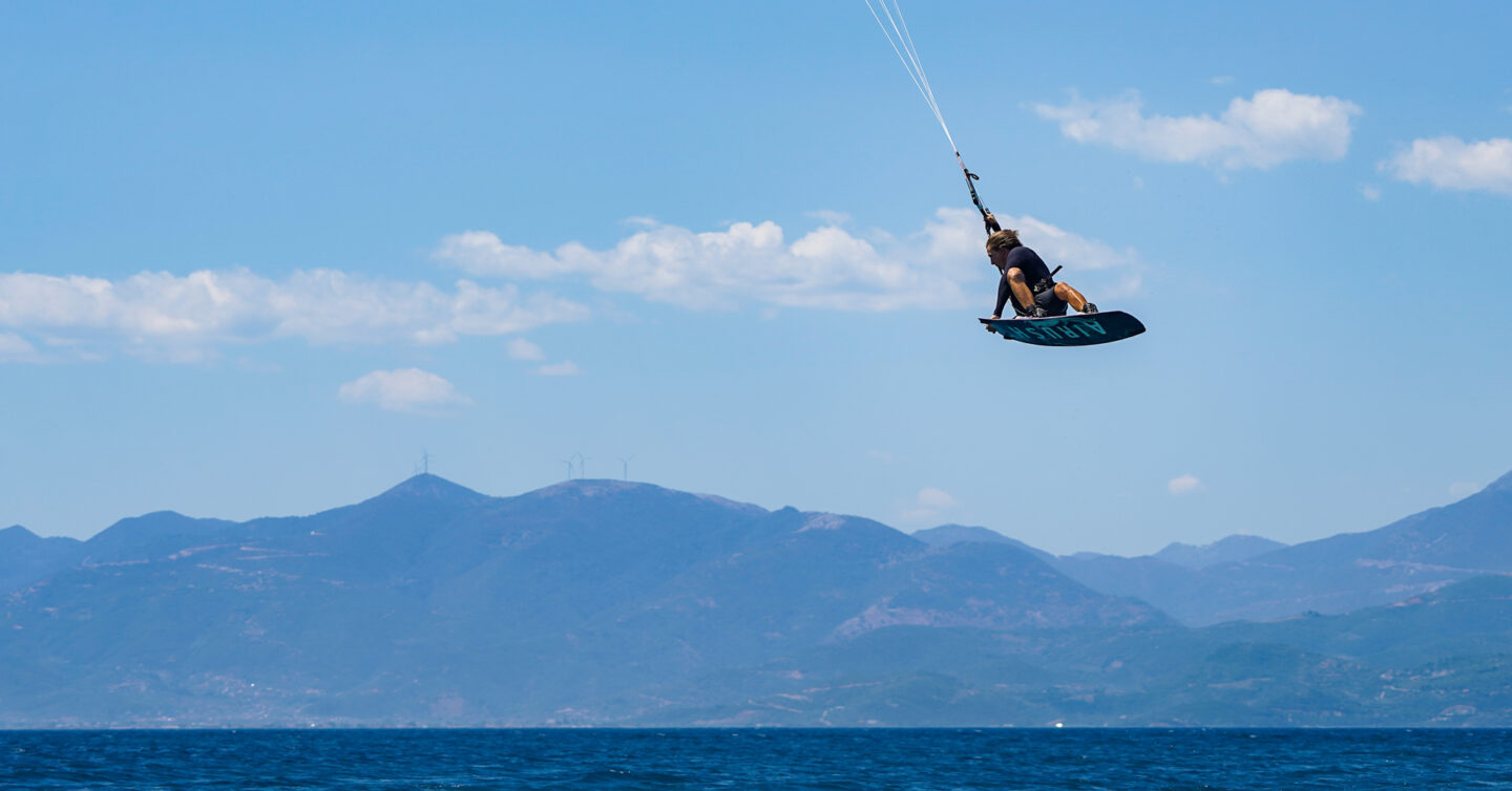 AIRUSH 100 PERCENT FREESTYLE GREECE KITEBOARDING 16by9 6 1440x754 - Airush Razor v11